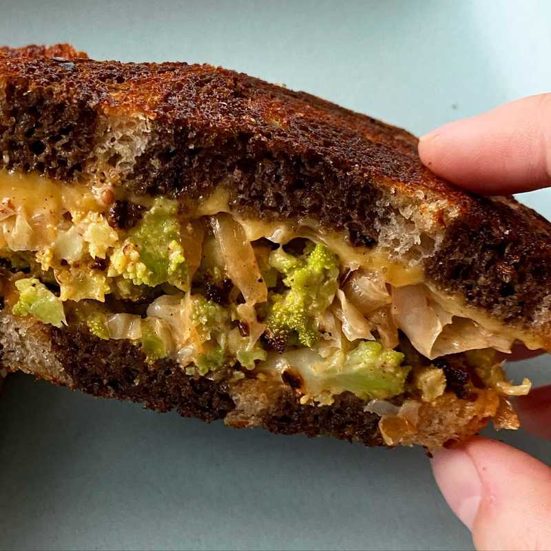 Made a romanesco “reuben” inspired by the @courtstreetgrocers broccoli reuben. Used leftover roasted romanesco and made a faux-sauerkraut with sautéed…